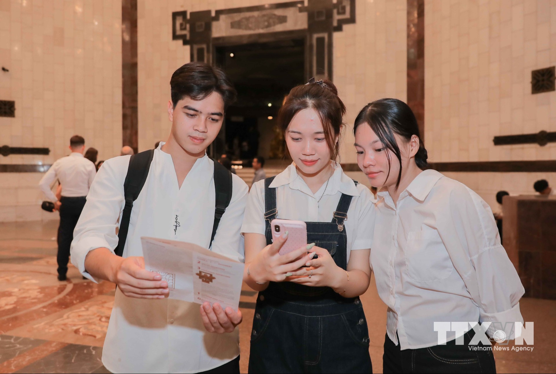 Chỉ với một thao tác quét mã QR, du khách có thể nhanh chóng tiếp cận thông tin chính xác về Bảo tàng Hồ Chí Minh, các hiện vật, tư liệu và nội dung trưng bày, thuận tiện tìm hiểu mọi lúc, mọi nơi. (Ảnh: Phan Phương/TTXVN)